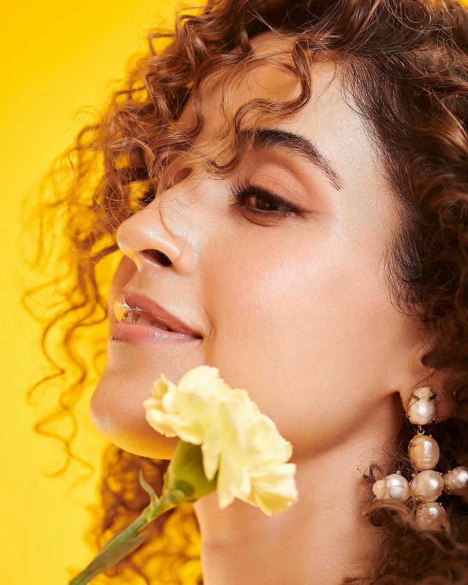 UrbanAsian's tweet photo. @sanyamalhotra07 is acing the print game and how! The actress sure knows how to brighten our days by dolling up in a comfy summer dress...😍😍
#SanyaMalhotra
#Beautifuldiva #hotdiva #sexydiva #bollywood #southasian #urbanasian https://t.co/8MdlhQ3u4u