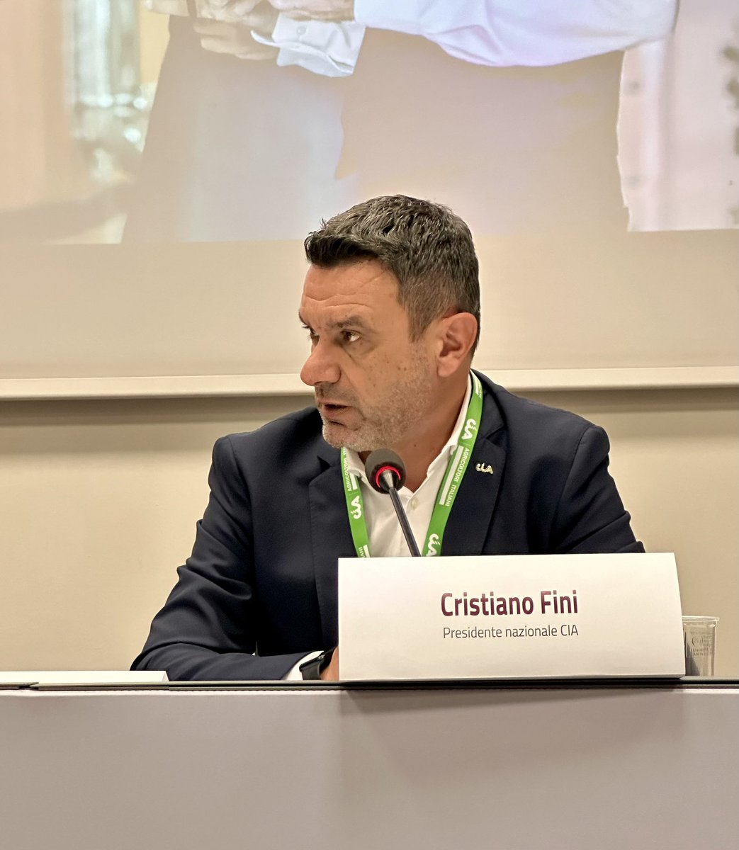 Cia_Agricoltura's tweet photo. Nuova giornata di #incontri per Cristiano Fini al @VinitalyTasting 🍷🍇
Il presidente di #Cia è intervenuto al seminario #Foragri sulla #formazione nel settore e all’evento #ICQRF sull’#etichettatura dei #vini 🎤 https://t.co/40QZx5ZGe1