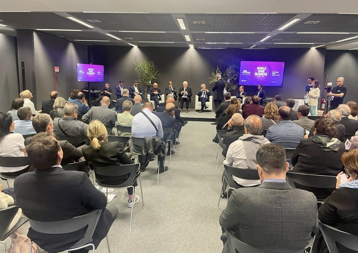 Cia_Agricoltura's tweet photo. Nuova giornata di #incontri per Cristiano Fini al @VinitalyTasting 🍷🍇
Il presidente di #Cia è intervenuto al seminario #Foragri sulla #formazione nel settore e all’evento #ICQRF sull’#etichettatura dei #vini 🎤 https://t.co/40QZx5ZGe1