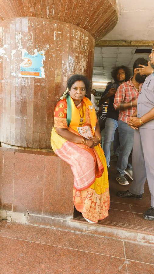 Madrasthambhi's tweet photo. யோவ் மோடி எங்க கூட்டிவந்து நிறுத்தி இருக்க பாத்தியா ? #VVPAT #LokasabhaElection2024 https://t.co/w1hy4FVLfO