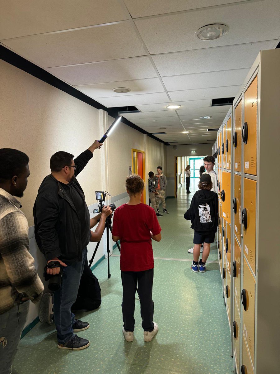 jeanzaycenon's tweet photo. Tournage d’un court métrage pendant l’école ouverte « Un collège presque parfait »  : écriture du scénario par les élèves, casting réalisé par les personnels, en collaboration avec le centre social La Colline. Dans le cadre de la prévention du harcèlement et des discriminations. https://t.co/IjpPNcPHmc