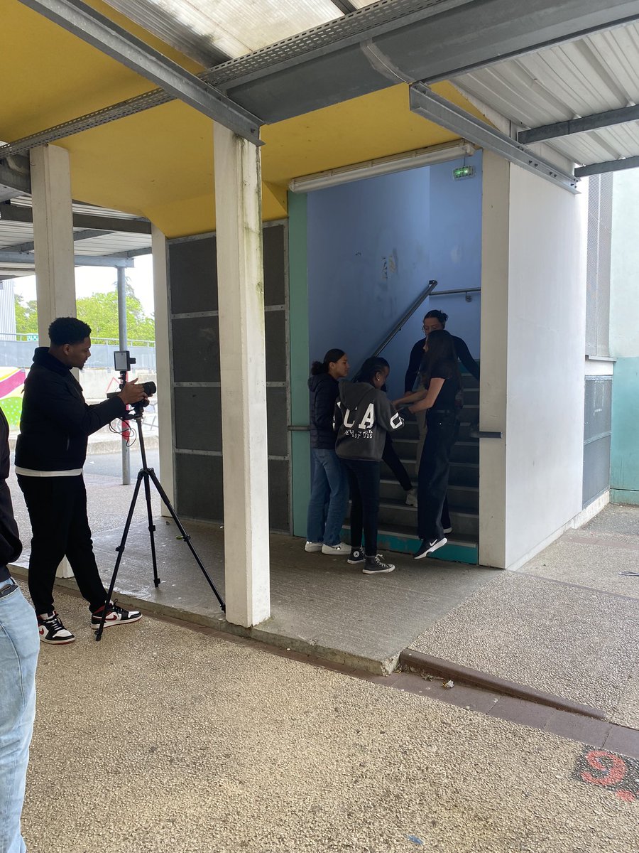 jeanzaycenon's tweet photo. Tournage d’un court métrage pendant l’école ouverte « Un collège presque parfait »  : écriture du scénario par les élèves, casting réalisé par les personnels, en collaboration avec le centre social La Colline. Dans le cadre de la prévention du harcèlement et des discriminations. https://t.co/IjpPNcPHmc