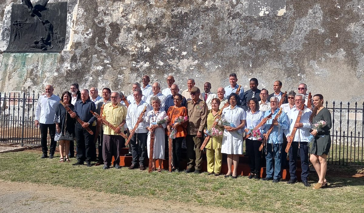 MinfarC's tweet photo. Entrega el Ministro de las FAR la réplica del machete de Máximo Gómez a artistas, intelectual, promotores culturales e instituciones, que se destacan en la educación patriótica de las nuevas generaciones.
#CubaViveEnSuHistoria https://t.co/3PgGrQrtYt