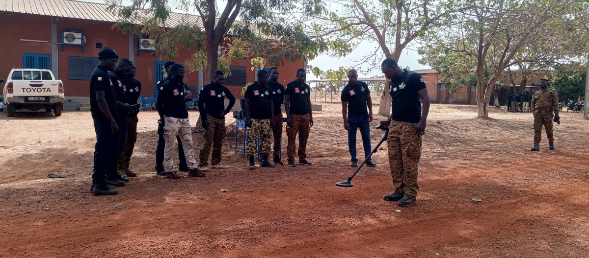 UNMAS's tweet photo. #BurkinaFaso In 2024, UNMAS in Burkina Faso trained 20 military engineers in Explosive Ordnance Disposal Level 2 (#EOD 2) and #IED destruction and 20 are currently being trained.
#MineAction #ProtectAndBuild #Defense #SecurityForces https://t.co/xzlTDymsKa