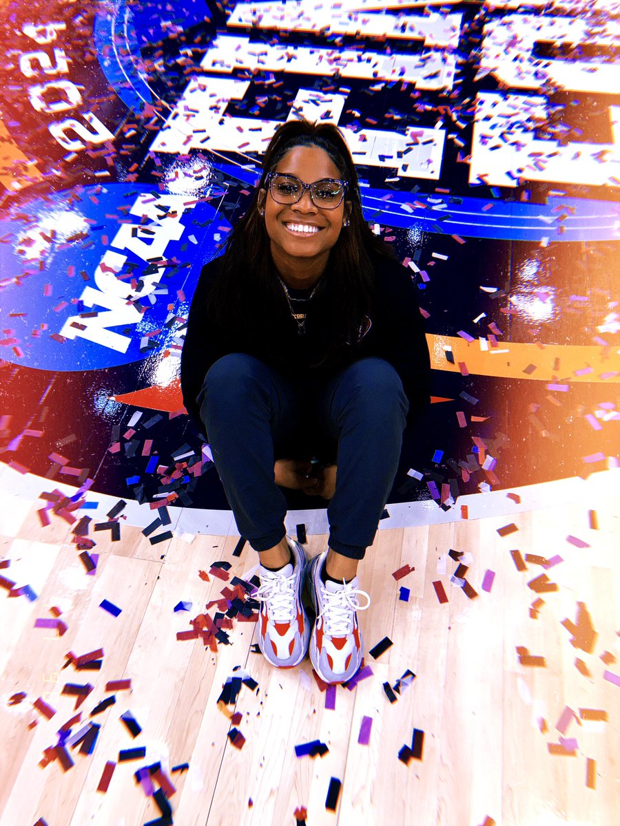 TStorytaylor's tweet photo. 𝐄𝐯𝐞𝐫𝐲𝐨𝐧𝐞 𝐖𝐚𝐭𝐜𝐡𝐞𝐬 𝐖𝐨𝐦𝐞𝐧’𝐬 𝐒𝐩𝐨𝐫𝐭𝐬!🏀🎥

Shooting the Women’s Final Four was an experience of a lifetime and a dream of mine ever since I was a little girl. Very grateful for the relationships built and memories created with the best crew in the land! https://t.co/FZQCxiU9jC