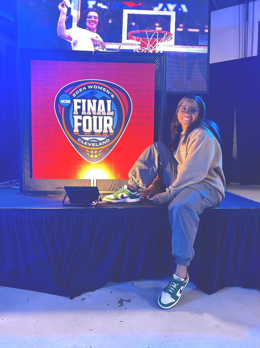 TStorytaylor's tweet photo. 𝐄𝐯𝐞𝐫𝐲𝐨𝐧𝐞 𝐖𝐚𝐭𝐜𝐡𝐞𝐬 𝐖𝐨𝐦𝐞𝐧’𝐬 𝐒𝐩𝐨𝐫𝐭𝐬!🏀🎥

Shooting the Women’s Final Four was an experience of a lifetime and a dream of mine ever since I was a little girl. Very grateful for the relationships built and memories created with the best crew in the land! https://t.co/FZQCxiU9jC