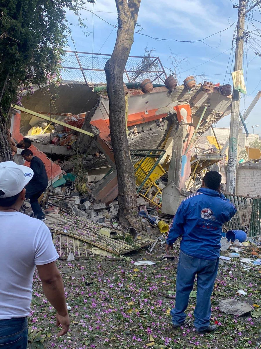 AztecaNoticias's tweet photo. #ÚLTIMAHORA | Se registra #explosión por acumulación de gas en una vivienda.

Los cuerpos de #emergencia se dirigen a las calles Benito Juárez y Jesús Lecuona, colonia Miguel Hidalgo, en #Tlalpan. https://t.co/PTy14SNlqO