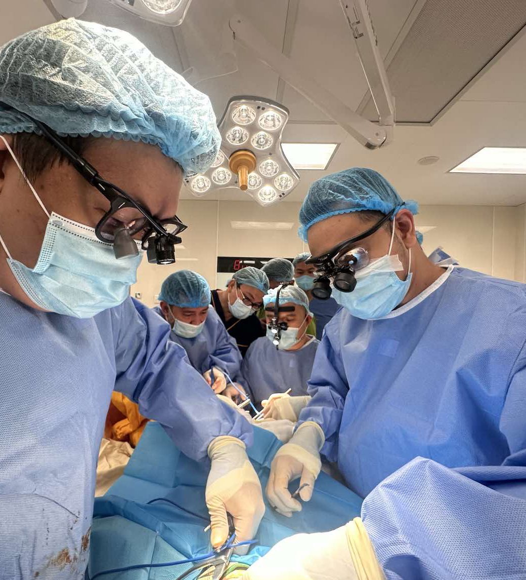 abalajontoto's tweet photo. Teaching the residents of the southern islands of the Philippines how to perform complex urethroplasties, together with my first and current fellow #reconstructiveurology #outreachmission #freesurgery @Loxtantine https://t.co/jIr4A7i6oV