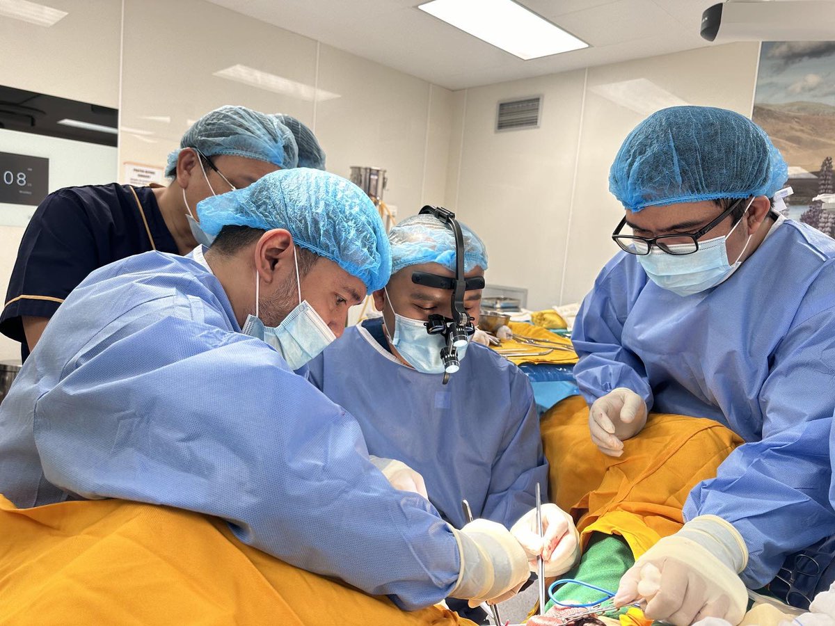 abalajontoto's tweet photo. Teaching the residents of the southern islands of the Philippines how to perform complex urethroplasties, together with my first and current fellow #reconstructiveurology #outreachmission #freesurgery @Loxtantine https://t.co/jIr4A7i6oV