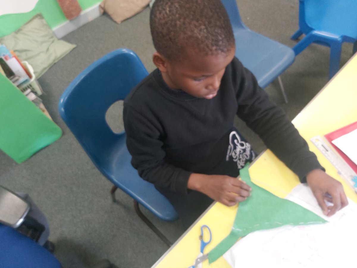 Mrs_Biggin1's tweet photo. We have been very busy learning how to do a running stitch to make bunting for our book corner. The class showed great perseverance. https://t.co/3YjdbD2brq