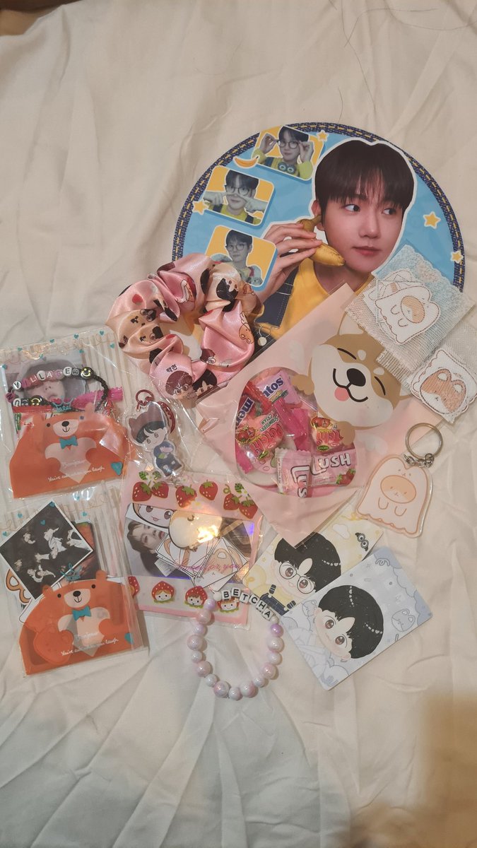 attyasahi's tweet photo. Thank you to all who gave away freebies last  #LONSDALEITEinMANILA 🫶💗 https://t.co/E9BwMFudN6