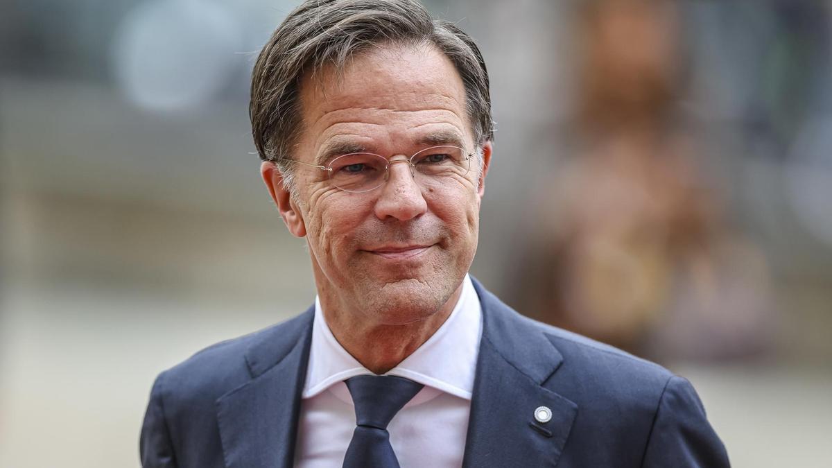 Een MILJARD naar asiel, een MILJARD naar Oekraïne terwijl 450.000 Nederlanders in VOEDSEL-NOOD verkeren! Rutte helpt ons land naar de AFGROND! Doe een ♥️ & RT als je WALGT van Rutte!