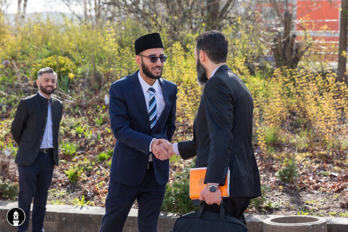 MusabRashid5's tweet photo. Igår hade Islams Ahmadiyya Församlingen besök från @RashidFarivar (SD) i Nasir moskén.

Vi försökte förklara för gästerna att islam lär oss behandla alla med respekt och kärlek.

Vi bör visa förståelse för varandra trots våra olikheter istället för att visa hat. https://t.co/K8uZOswg00