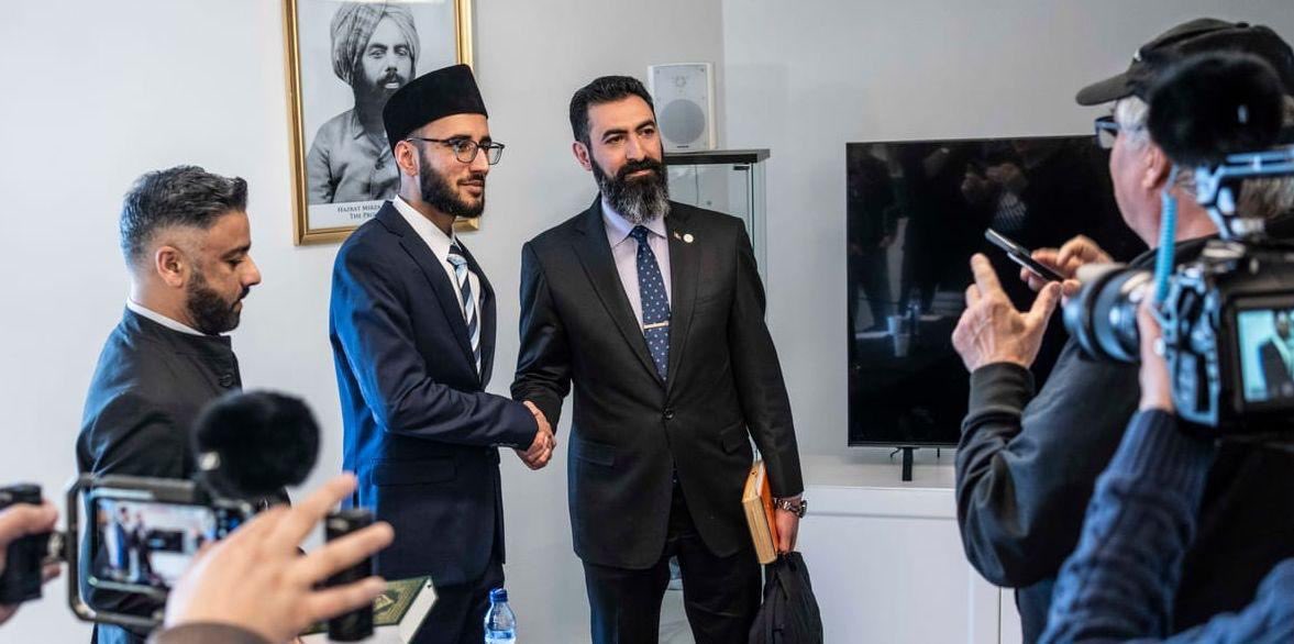 MusabRashid5's tweet photo. Igår hade Islams Ahmadiyya Församlingen besök från @RashidFarivar (SD) i Nasir moskén.

Vi försökte förklara för gästerna att islam lär oss behandla alla med respekt och kärlek.

Vi bör visa förståelse för varandra trots våra olikheter istället för att visa hat. https://t.co/K8uZOswg00