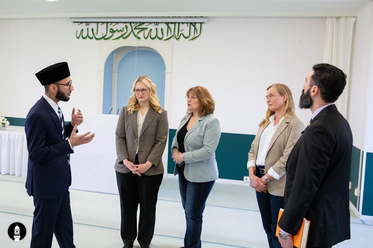 MusabRashid5's tweet photo. Igår hade Islams Ahmadiyya Församlingen besök från @RashidFarivar (SD) i Nasir moskén.

Vi försökte förklara för gästerna att islam lär oss behandla alla med respekt och kärlek.

Vi bör visa förståelse för varandra trots våra olikheter istället för att visa hat. https://t.co/K8uZOswg00