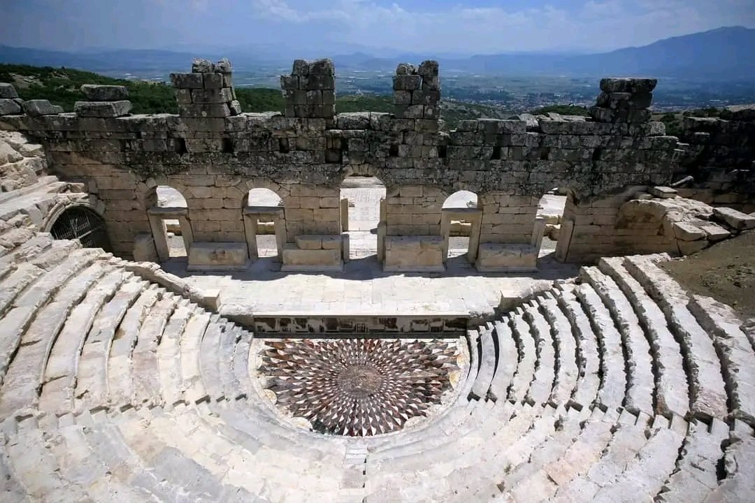 moagetes's tweet photo. İklim şartlarından korunması amacıyla kış ayları boyunca kapalı olan Kibyra Odeionu opus sectile Medusa mozaiği ile Odeion Stoası opus tessellatum zemin mozaiği açılmış olup, kasım ayı sonuna kadar ziyaret edilebilir. https://t.co/XYD5Nd5HyI