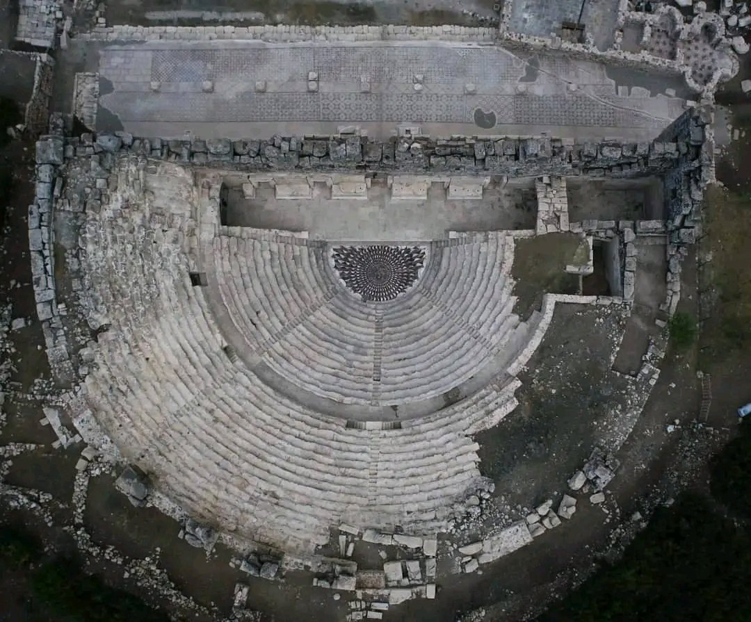 moagetes's tweet photo. İklim şartlarından korunması amacıyla kış ayları boyunca kapalı olan Kibyra Odeionu opus sectile Medusa mozaiği ile Odeion Stoası opus tessellatum zemin mozaiği açılmış olup, kasım ayı sonuna kadar ziyaret edilebilir. https://t.co/XYD5Nd5HyI