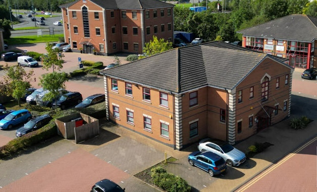 Don't miss out on this first-class property for sale on the popular Central Park in Rugby. ✅ 1 Mitchell Court offers a high-quality modern #office accommodation in a premier location with great road, rail and airport access. 👉 bromwichhardy.com/market-insight… #commercialproperty