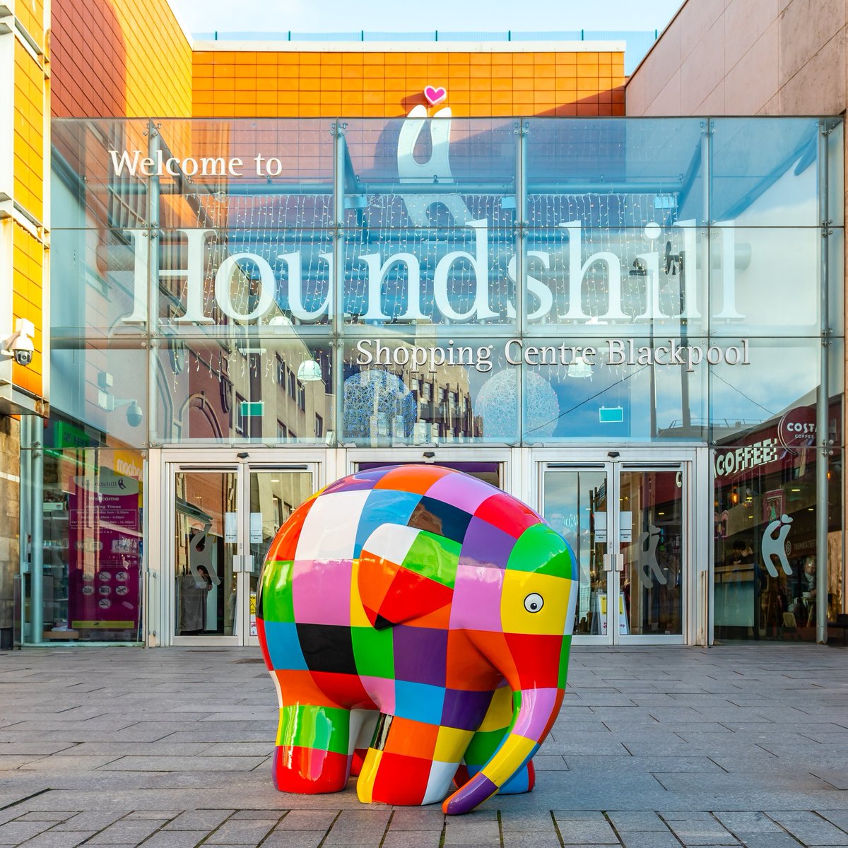 🐘 Have you seen Elmer and his friends dotted around the town? The much-loved patchwork elephant and many of his uniquely decorated friends have taken over Blackpool! 🔗 Read more ⇢ elmerblackpool.co.uk/art-trail/ Download the FREE Elmer Blackpool trail app ⇢ elmerblackpool.co.uk/app/