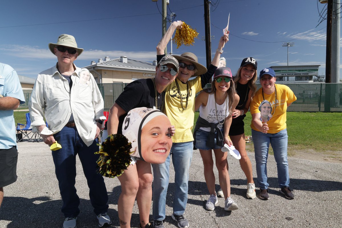 We celebrated students at the first-ever Parade of Champions and ring ceremony featuring our Grand Marshal and back-to-back state champs, the Foster Girls’ Water Polo team! The parade line up was full of student groups who qualified for state and national accolades.🎉