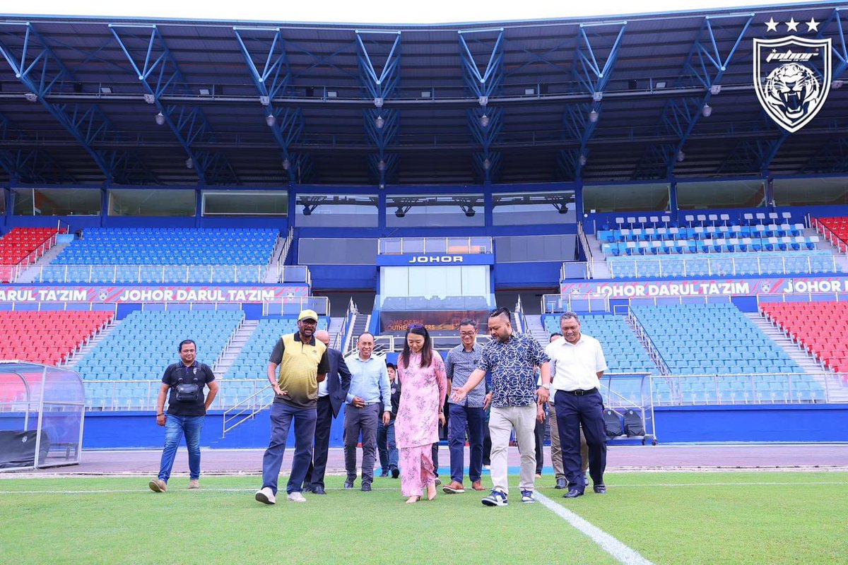 OfficialJohor's tweet photo. The post-mortem conducted on the Bukit Jalil National Stadium pitch has highlighted that a hybrid pitch will better serve the demands of a multi-purpose stadium as its durability and flexibility caters for both sporting and non-sporting events.

In view of this and the successful research being conducted by Johor Darul Ta'zim FC at Larkin, His Royal Highness Tunku Ismail, The Regent of Johor agreed to donate the hybrid pitch currently being grown at the Tan Sri Dato' Haji Hassan Yunos Stadium to the National Stadium. 

The decree comes following a meeting with Youth and Sports Minister YB Hannah Yeoh and Asian Football Confederation (AFC) General Secretary YBhg Datuk Seri Windsor John today, 16 April 2024.

The Zeon Zoysia grass that His Royal Highness previously donated to the National Stadium will be rolled out and installed at the National Sports Council field at KL Sports City. The field there is often used by Bukit Jalil Sports School and national football teams. Luaskan Kuasamu Johor.

More photos at https://t.co/C8BqJMHfyJ