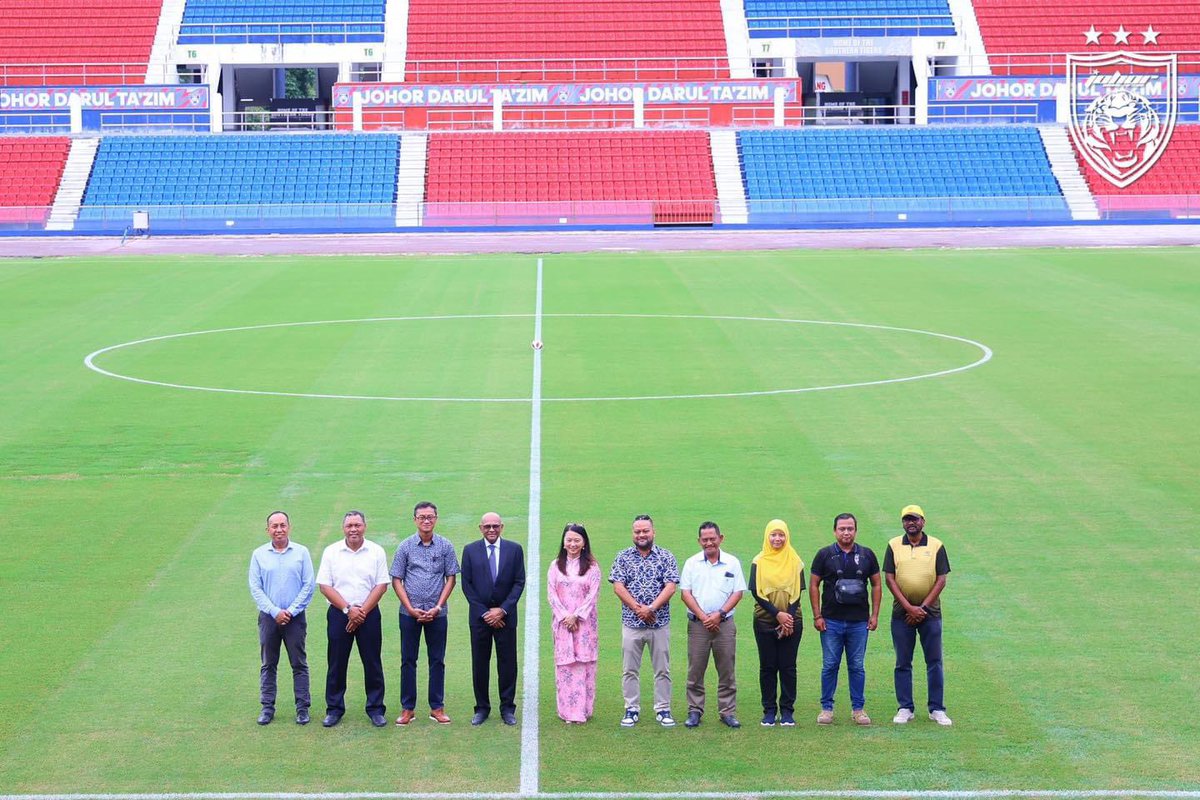 OfficialJohor's tweet photo. The post-mortem conducted on the Bukit Jalil National Stadium pitch has highlighted that a hybrid pitch will better serve the demands of a multi-purpose stadium as its durability and flexibility caters for both sporting and non-sporting events.

In view of this and the successful research being conducted by Johor Darul Ta'zim FC at Larkin, His Royal Highness Tunku Ismail, The Regent of Johor agreed to donate the hybrid pitch currently being grown at the Tan Sri Dato' Haji Hassan Yunos Stadium to the National Stadium. 

The decree comes following a meeting with Youth and Sports Minister YB Hannah Yeoh and Asian Football Confederation (AFC) General Secretary YBhg Datuk Seri Windsor John today, 16 April 2024.

The Zeon Zoysia grass that His Royal Highness previously donated to the National Stadium will be rolled out and installed at the National Sports Council field at KL Sports City. The field there is often used by Bukit Jalil Sports School and national football teams. Luaskan Kuasamu Johor.

More photos at https://t.co/C8BqJMHfyJ