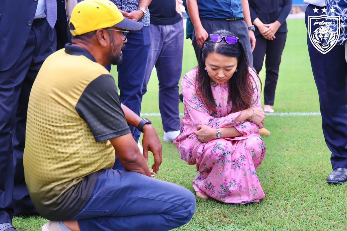 OfficialJohor's tweet photo. The post-mortem conducted on the Bukit Jalil National Stadium pitch has highlighted that a hybrid pitch will better serve the demands of a multi-purpose stadium as its durability and flexibility caters for both sporting and non-sporting events.

In view of this and the successful research being conducted by Johor Darul Ta'zim FC at Larkin, His Royal Highness Tunku Ismail, The Regent of Johor agreed to donate the hybrid pitch currently being grown at the Tan Sri Dato' Haji Hassan Yunos Stadium to the National Stadium. 

The decree comes following a meeting with Youth and Sports Minister YB Hannah Yeoh and Asian Football Confederation (AFC) General Secretary YBhg Datuk Seri Windsor John today, 16 April 2024.

The Zeon Zoysia grass that His Royal Highness previously donated to the National Stadium will be rolled out and installed at the National Sports Council field at KL Sports City. The field there is often used by Bukit Jalil Sports School and national football teams. Luaskan Kuasamu Johor.

More photos at https://t.co/C8BqJMHfyJ