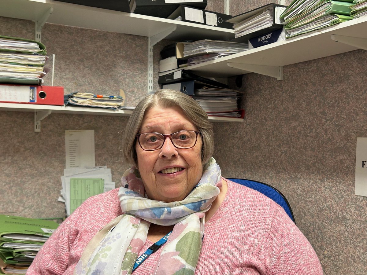 Congratulations to medical secretary Christine Bowen who has retired after working for the NHS in Llanelli for nearly 60 years! What an amazing achievement! 👏🥳 Read Christine’s story here: hduhb.nhs.wales/news/press-rel…