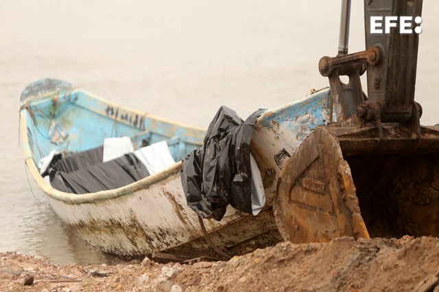Los cuerpos hallados en una barca a la deriva en Brasil portaban documentos de Mauritania y Mali 🔹Las autoridades han precisado que son nueve cadáveres, no 20, como se apuntó inicialmente 🔹Los indicios apuntalan la hipótesis de que se trate de un cayuco efe.com/canarias/2024-…