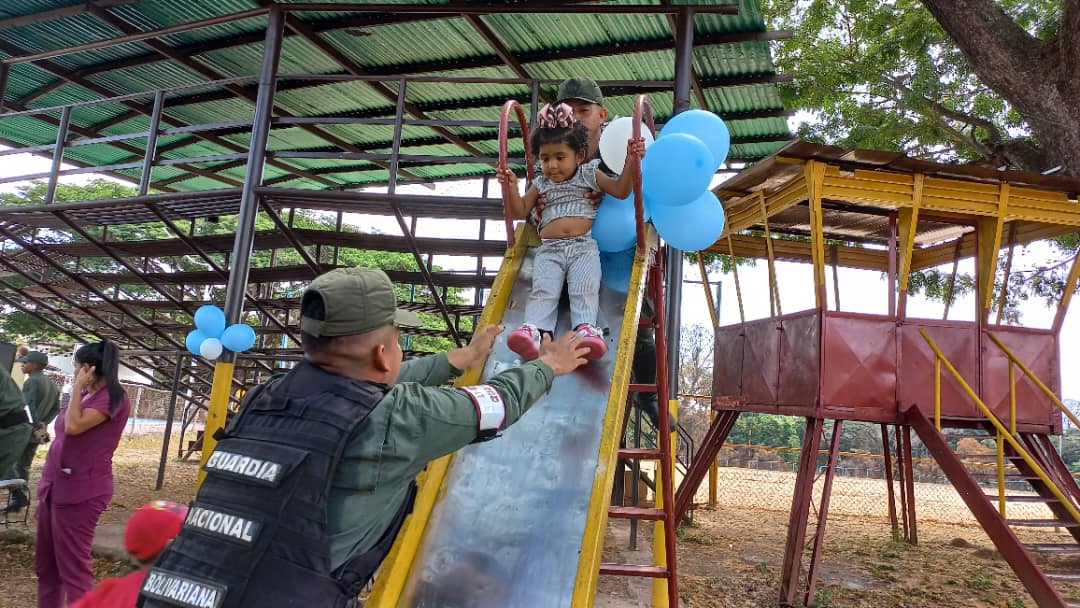 La GNB siempre cercana a la familia.

¡La célula fundamental de la sociedad! 

🇻🇪💯