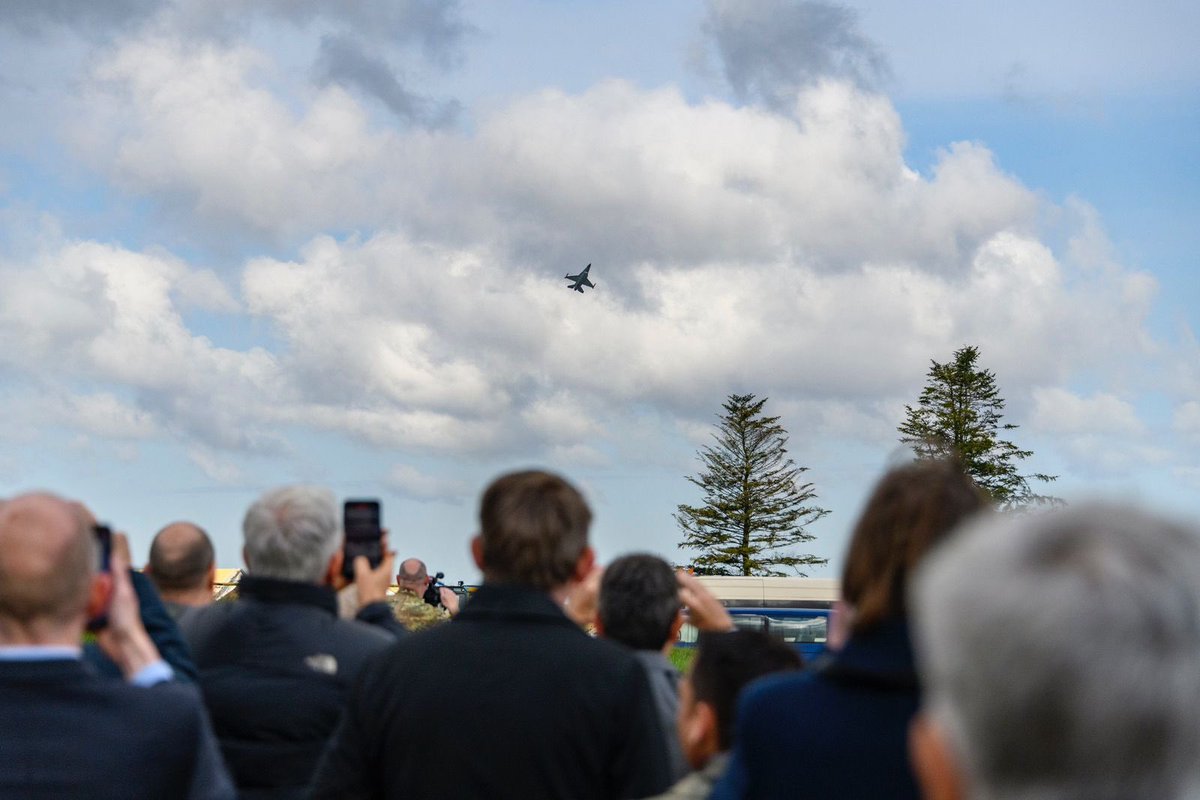 luispetri's tweet photo. ✈️ Firmamos la compra de los F-16 gracias al liderazgo de @JMilei y el apoyo de nuestros aliados que comparten nuestros valores de la democracia y libertad, estamos fortaleciendo la defensa y seguridad de todos los argentinos. https://t.co/5QM97Wy8ol