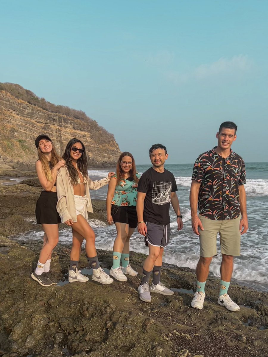 #LittleHODLer team in El Zonte 🇸🇻 (I know, socks at the beach 🤦‍♀️ just missing the sandals)