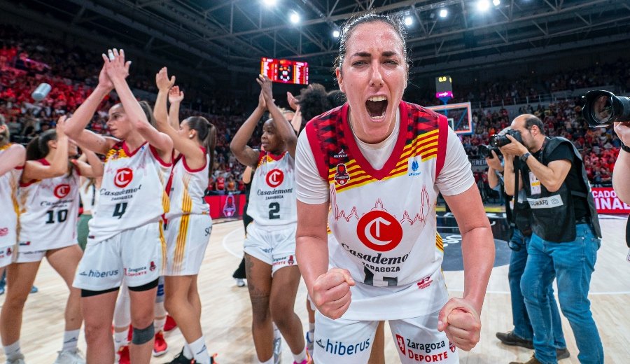 wences.casa@gmail.com (@casawences) on Twitter photo Que grande eres Vega.
Tengo una mezcla de sentimientos, me alegro por ti, te despides en lo mรกs alto, que es lo que te mereces, pero vas a dejar un vacรญo muy difรญcil de llenar.
Destacar tu accesibilidad y el cariรฑo que has mostrado siempre con l@s aficionad@s.
LA GRAN CAPITANA. Que grande eres Vega.
Tengo una mezcla de sentimientos, me alegro por ti, te despides en lo mรกs alto, que es lo que te mereces, pero vas a dejar un vacรญo muy difรญcil de llenar.
Destacar tu accesibilidad y el cariรฑo que has mostrado siempre con l@s aficionad@s.
LA GRAN CAPITANA.