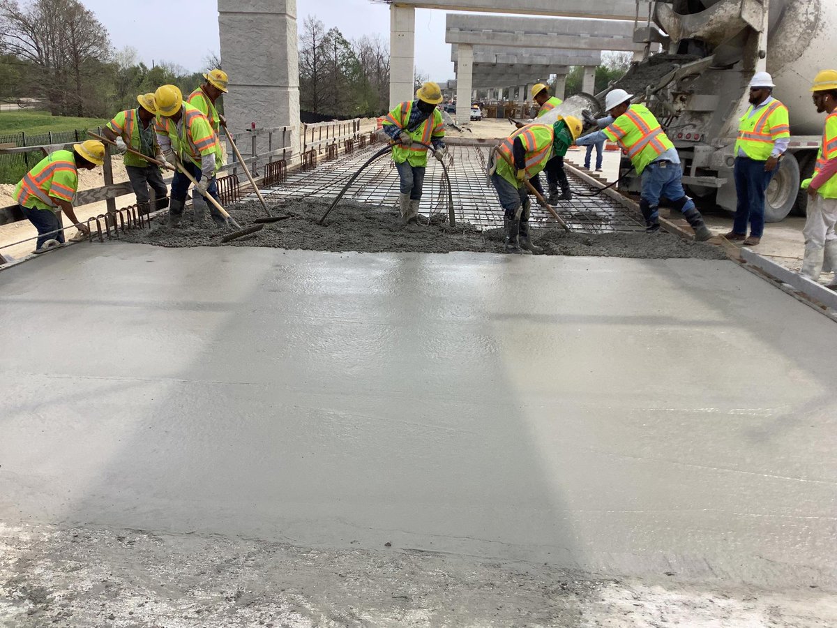 OakHillParkway's tweet image. Crews in action smoothing concrete for a shared-use path between William Cannon Drive and Old Bee Caves Road. Oak Hill Parkway will include over 15 miles of paths for our pedestrians and cyclists to enjoy! #sharedusepath #ecofriendly