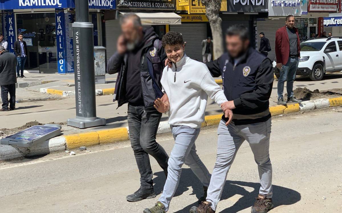 Gülen çocuk artık serbest! Van'daki mazbata protestoları sırasında gözaltına alınıp ardından tutuklanan Muhammed Orhan tahliye edildi.