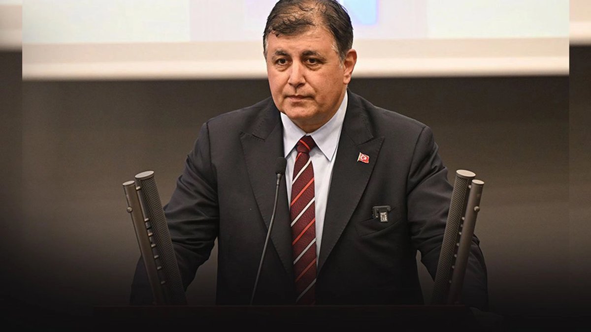 İzmir Büyükşehir Belediye Başkanı Cemil Tugay, suya indirim sözünü tuttu. Tugay; 0-4 ton kullanıma kadar yüzde 25 indirim yapılması için meclis toplantısında önerge verdi. Karar 1 Haziran’dan itibaren yürürlüğe girecek.