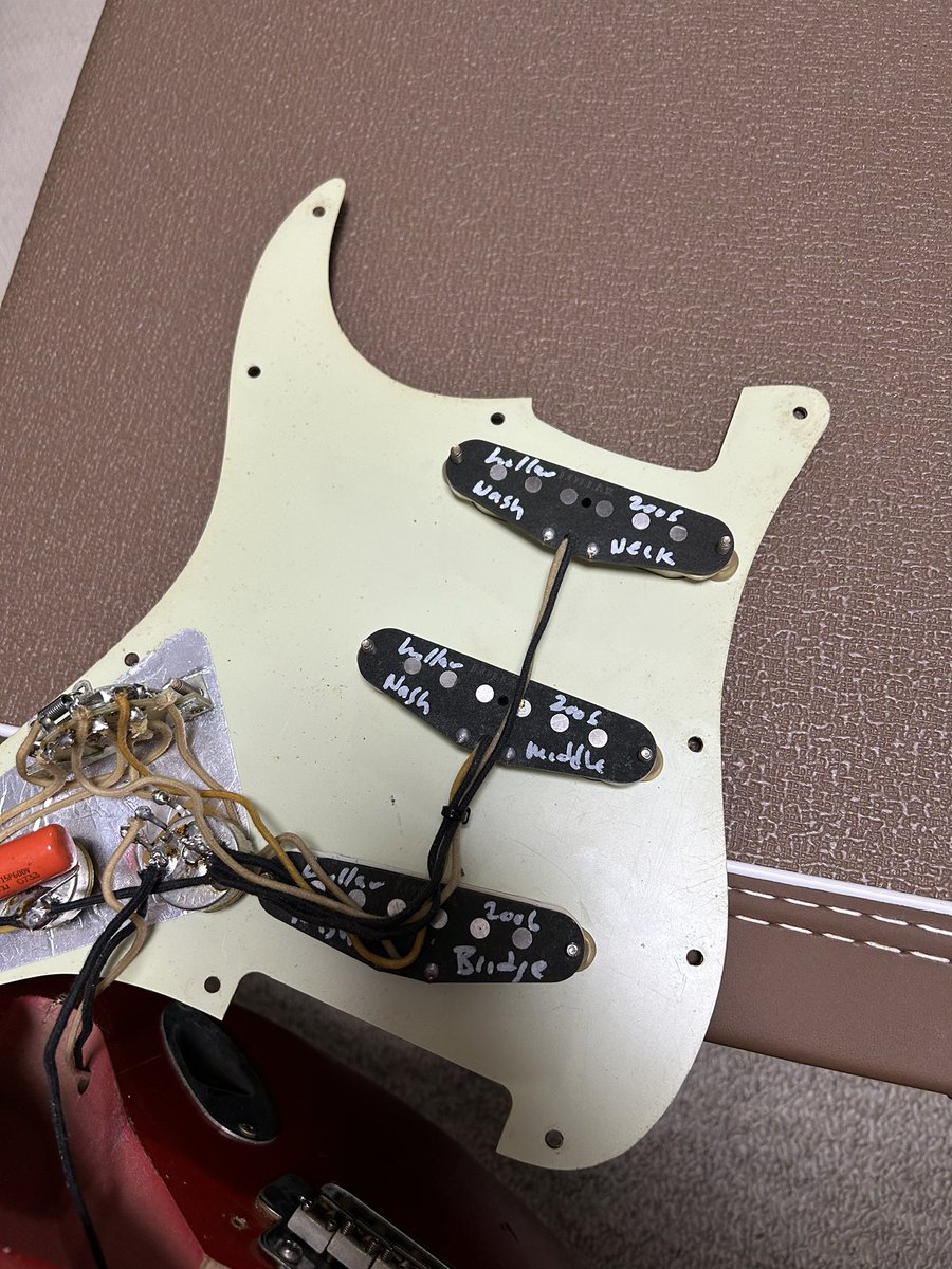 altergarage's tweet photo. ここ一年、アコースティックな複雑な音をアンプ通すのにハマって (つまりエレキギター)
たんだけど、
バリバリのsine波もいいねってなった

Recently, my interesting was playing electric guitars.
However, I will turn back to the sound of sine waves with low frequency soon. https://t.co/LGShH049Q6