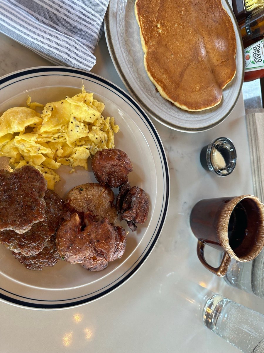 #Breakfasting (⁦@unclewolfies⁩ Breakfast Tavern in Milwaukee, WI) swarmapp.com/maxamegalon200…