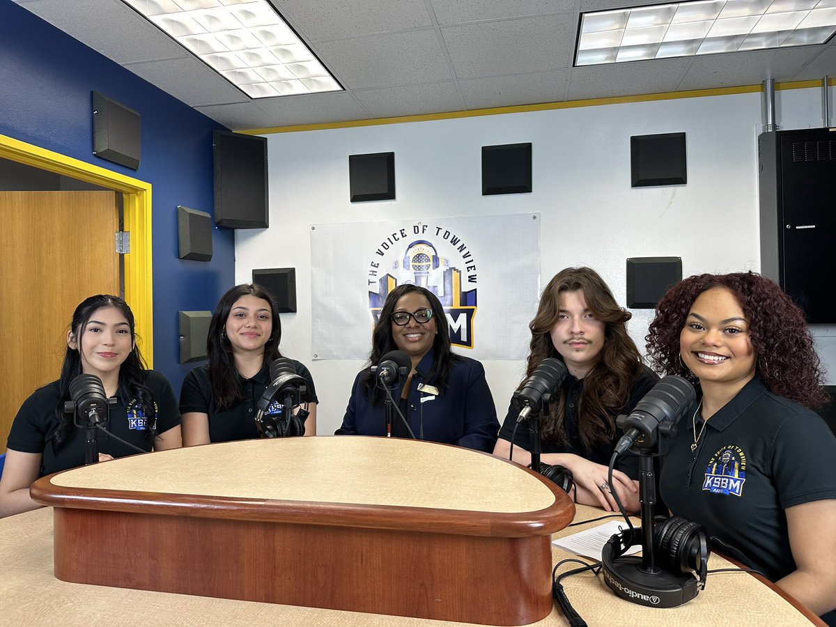 Last show of the year with our senior team! Tune in to see what goes on in the minds of the KSBM Radio seniors with our principal, Mrs. West!😱
#ksbmwelive #schoolpodcast #highschoolpodcast #dallasisd #townview #highschoolseniors
