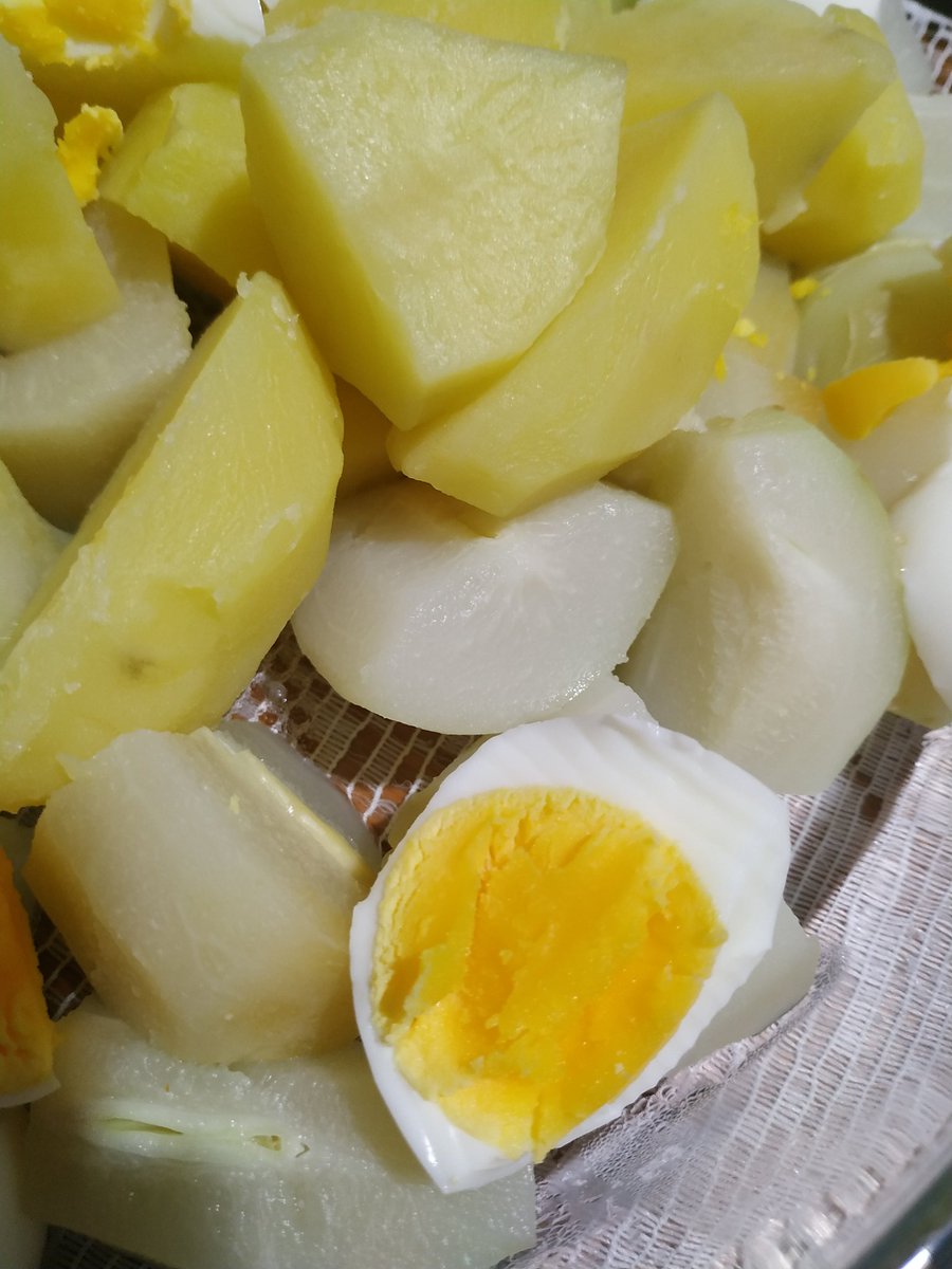 studyjuh's tweet image. Mais um dia comemorando pequenas conquistas! 😁
Cozinhei ovo pela primeira vez e superei minhas expectativas, sempre pedia pra alguém fazer isso pra mim por medo de dar erradokk. Mas hoje tentei fazer e deu super certo
Agora minha salada de chuchu e batata tem ovo kkkkkkk