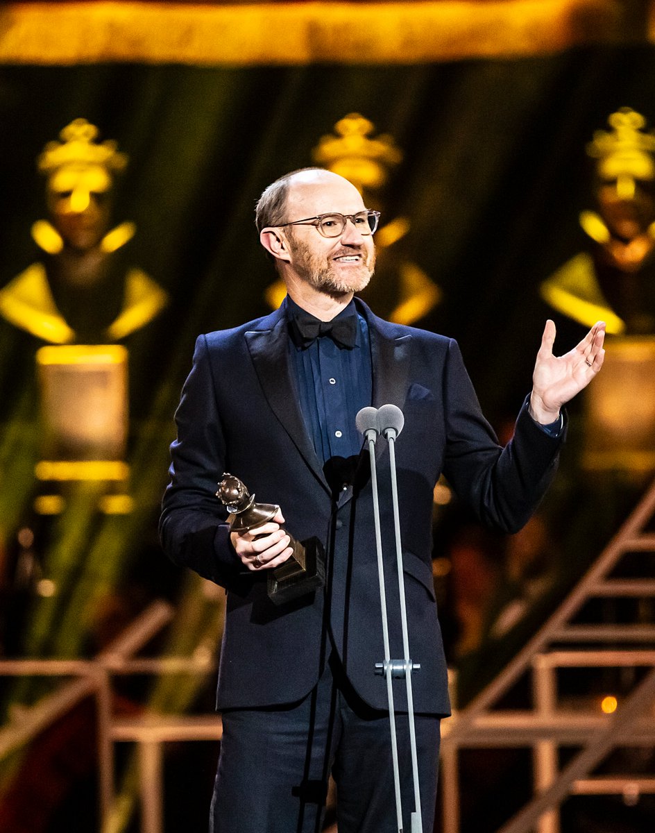 In 1985, theatre legend Sir John Gielgud received a Special Award at the @OlivierAwards. Nearly 40 years later, theatre legend Mark Gatiss took home the Olivier Award for Best Actor for his portrayal of Sir John Gielgud.

#OlivierAwards #TheMotiveAndTheCue
📸: Pamela Raith