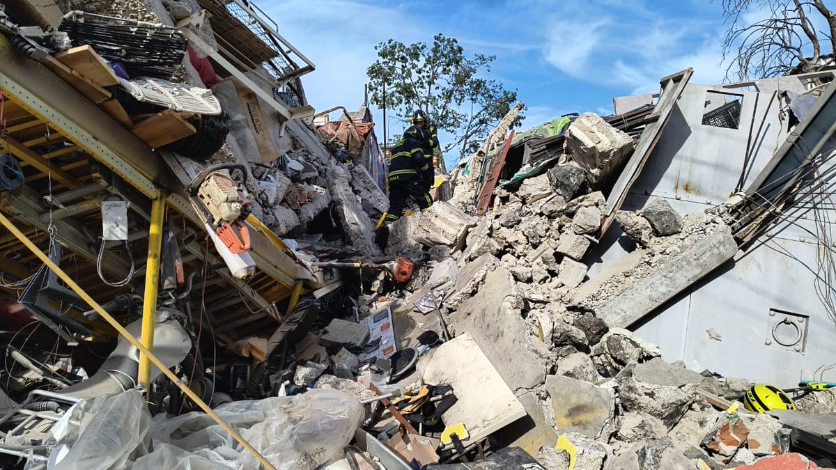 En seguimiento a la explosión registrada en Calle Benito Juarez, colonia San Miguel Hidalgo, en @AlcTlalpan, informamos que se colapso una construcción, 4 personas son atendidas por paramédicos, continuamos laborando en el lugar.