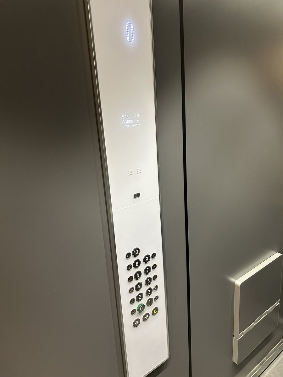 Glijn1's tweet photo. Ik sta dus nu in de lift van de nieuwe Vlootschouwer in #maassluis. Ik moet op een bepaald huisnummer zijn, maar moet dus nu teruglopen naar de voordeur van de hal om te zien welke etage ik moet zijn. #Superhandig ook! https://t.co/xh5oxNcPrc