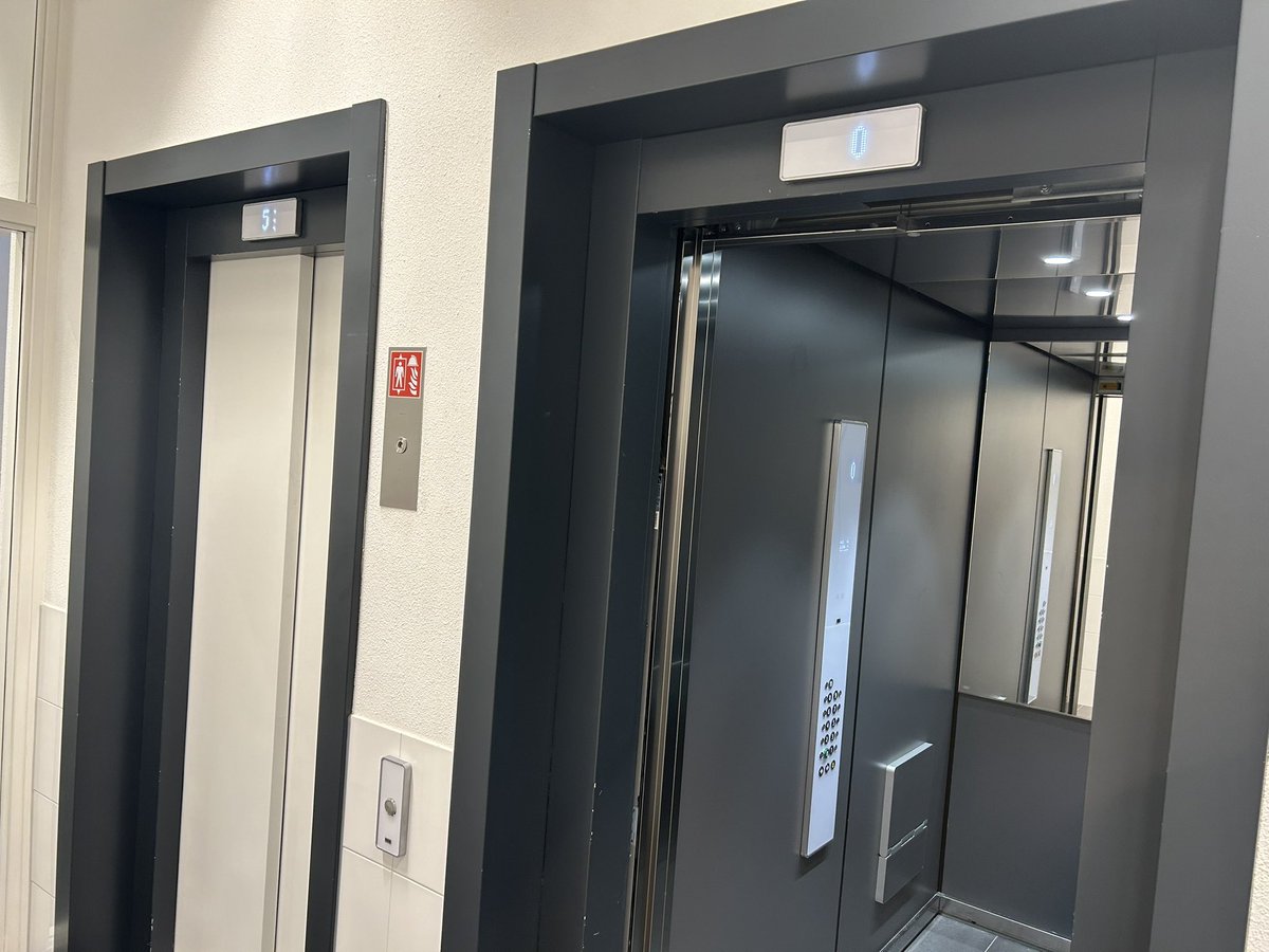 Glijn1's tweet photo. Ik sta dus nu in de lift van de nieuwe Vlootschouwer in #maassluis. Ik moet op een bepaald huisnummer zijn, maar moet dus nu teruglopen naar de voordeur van de hal om te zien welke etage ik moet zijn. #Superhandig ook! https://t.co/xh5oxNcPrc