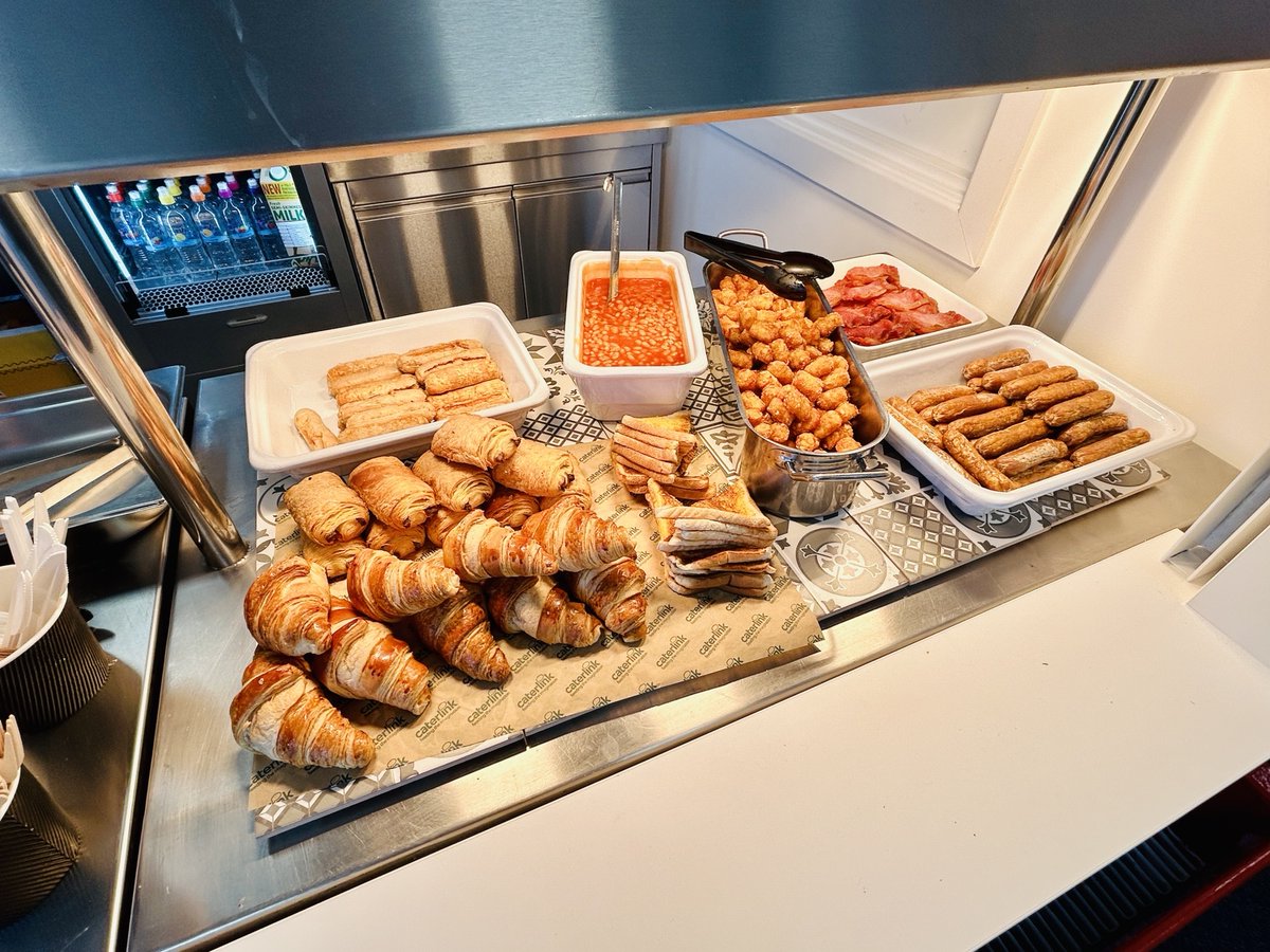 abgacademy's tweet image. Our new Chef's Kitchen opened in the Sixth Form study and social hub this week. Not only packed with delicious breakfast, lunch and snack options on demand, students can pre-order pizzas ready for collection!

#sixthform #facilities #chefskitchen #foodisfuel #abbeygrangeacademy