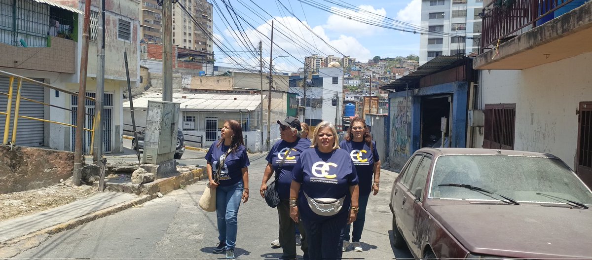ECGuaicapuro's tweet photo. Continuamos tocándole la puerta al vecino preguntándole por si los muchachos ya se inscribieron y si alguno actualizo sus datos; recuerda que #HastaHoy16DeAbril puedes #Inscribirte #NoDejesQueOtrosDecidanPorTí. https://t.co/PtZkfaAzlc