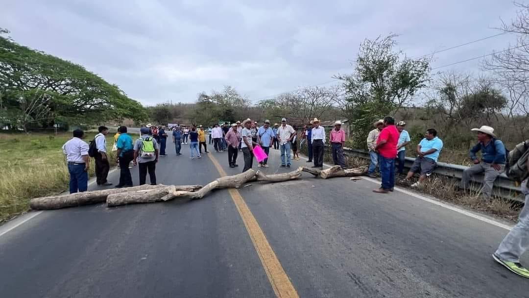 🔥🔥🔥🔥Extra, extra: Con información del sitio Denuncia Política, expone el bloqueo en carretera recién entregada por el gobernador Cuitláhuac García Jiménez y ésta se observa con graves grietas exigiendo su reparación. Ciudadanos de las localidades de Zacatal y Jagüey, en…