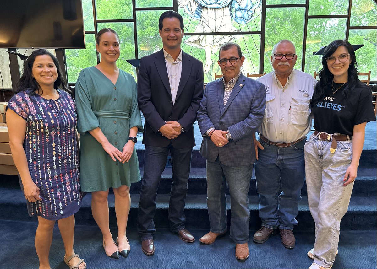 Yesterday, #TeamATT was in Ingram, TX to help distribute 100 refurbished laptops to local students. Thank you to Senator @PeteFlores_TX & County Commissioner Harris for joining us as we work to connect more Texans to the future! #txlege #ATTImpact