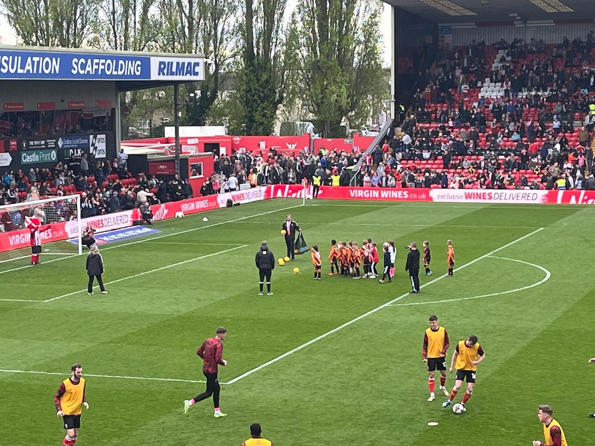 Our Under 8 Bee's enjoying a spot of penalty practice at the wonderful LNER (Sincil Bank).
#grassroots #teamtigers #UTI #pickyourspot