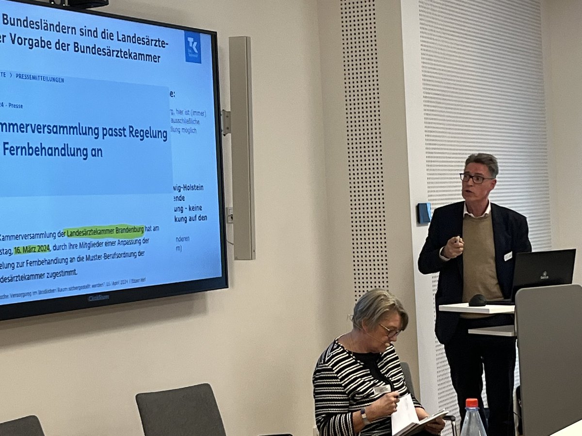 Wir sind heute bei der @LaekRlp zur medizinischen #Versorgung ⚕️im ländlichen Raum. Jörn Simon @TKinRP referiert zu Vor- und Nachteilen der #Telemedizin: Inzwischen ist sie in der #Versorgung angekommen 👍